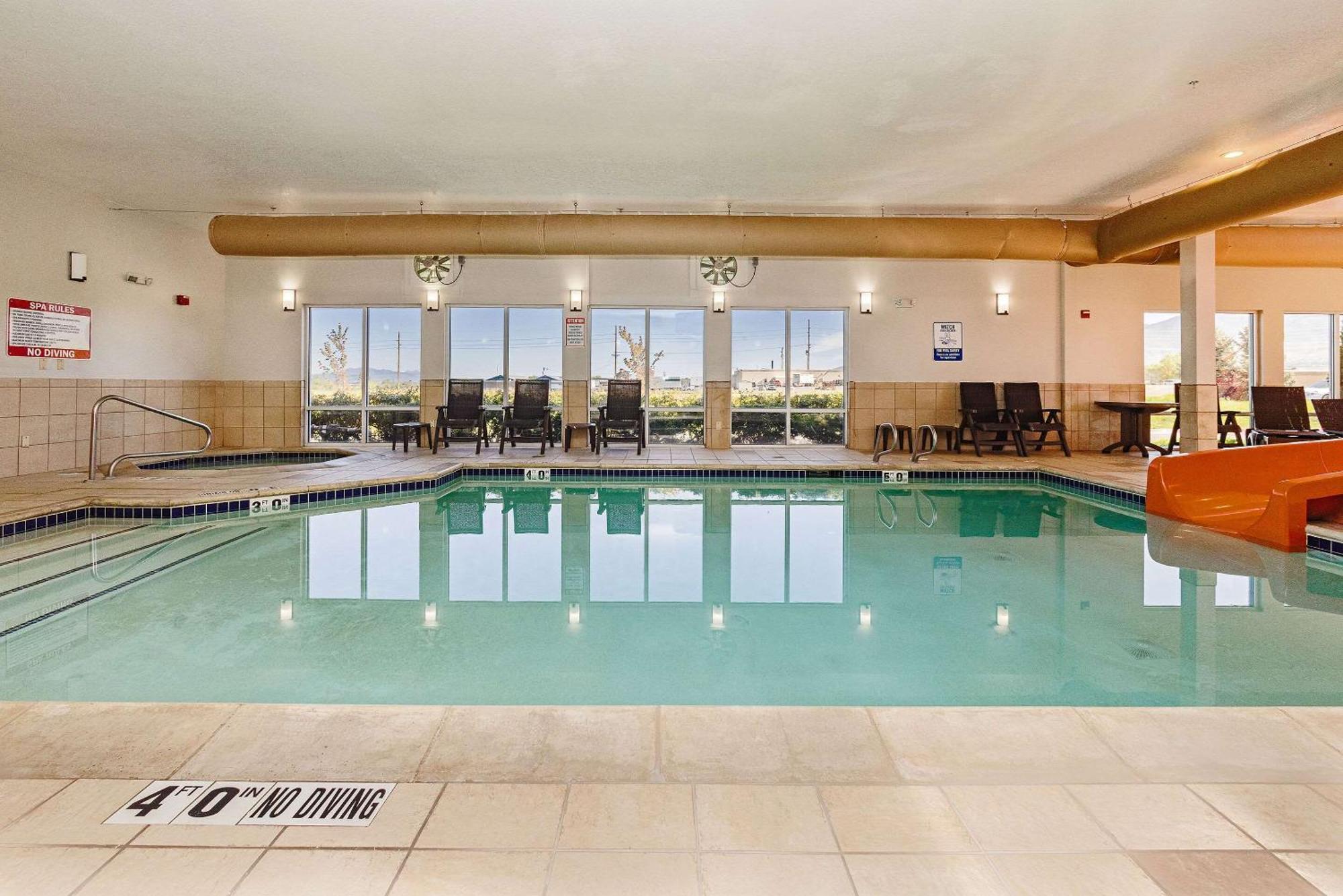 Comfort Inn & Suites Logan Near University Exteriér fotografie