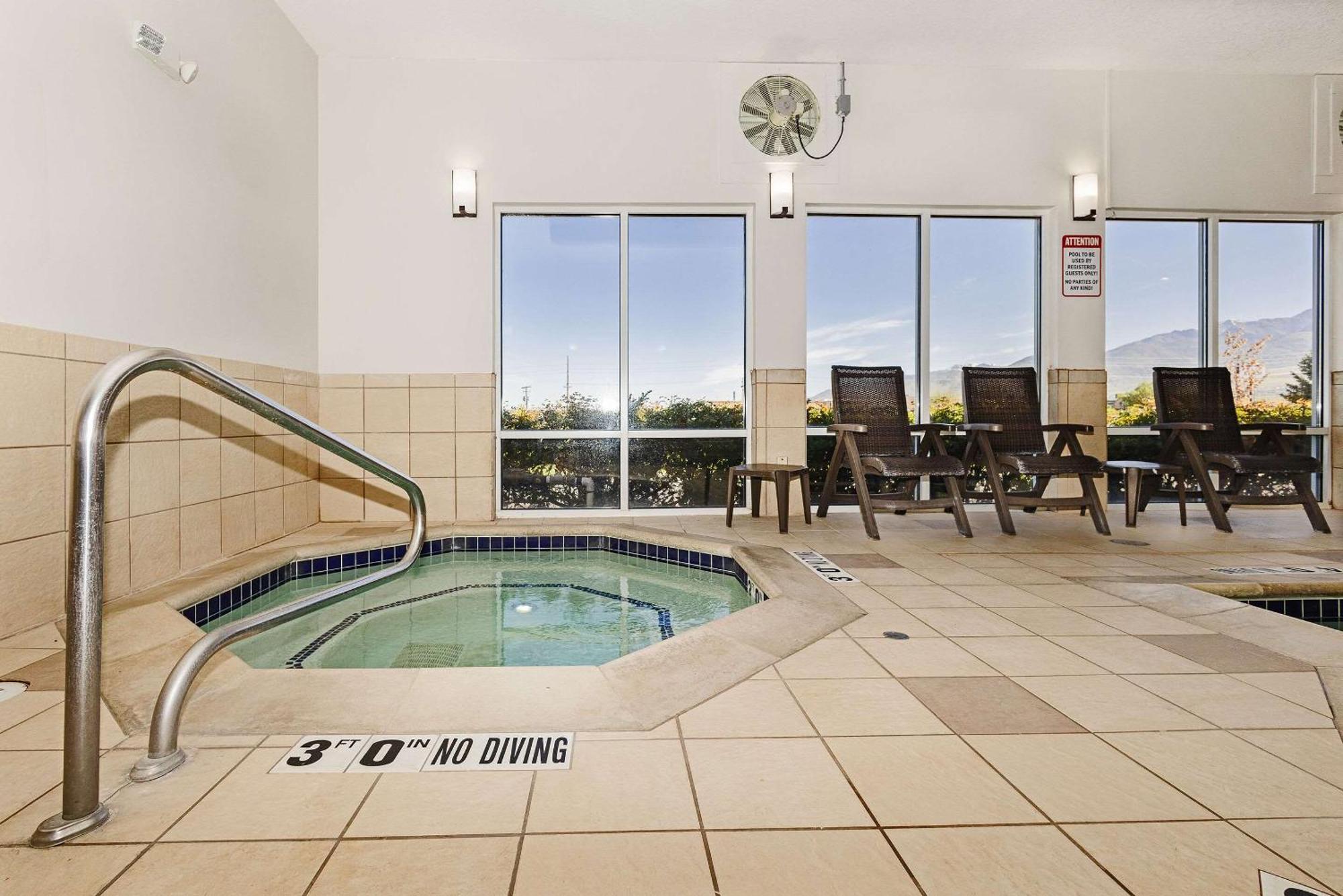 Comfort Inn & Suites Logan Near University Exteriér fotografie