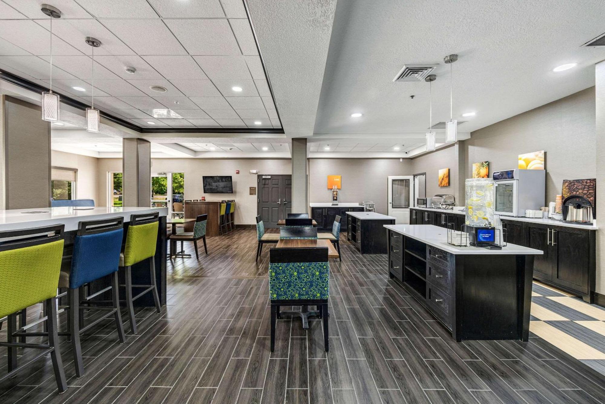 Comfort Inn & Suites Logan Near University Exteriér fotografie