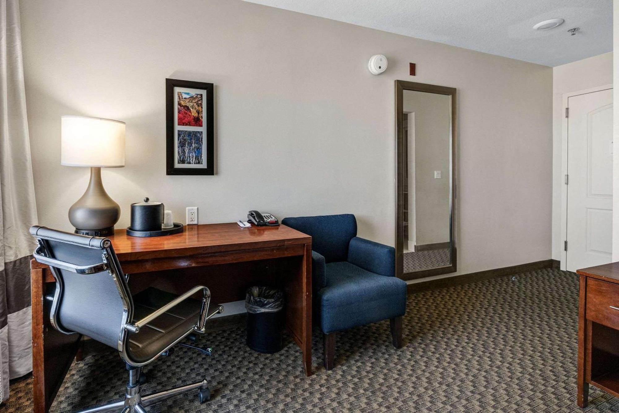 Comfort Inn & Suites Logan Near University Exteriér fotografie